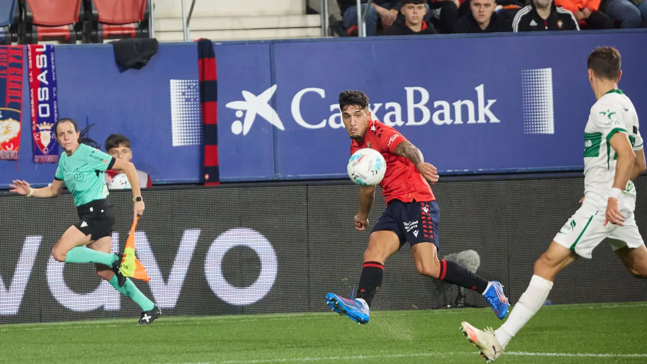 Iker Benito (2. CA Osasuna) durante el partido de La Liga EA Sports entre CA Osasuna y Elche CF disputado en el estadio de El Sadar en Pamplona. IÑIGO ALZUGARAY
