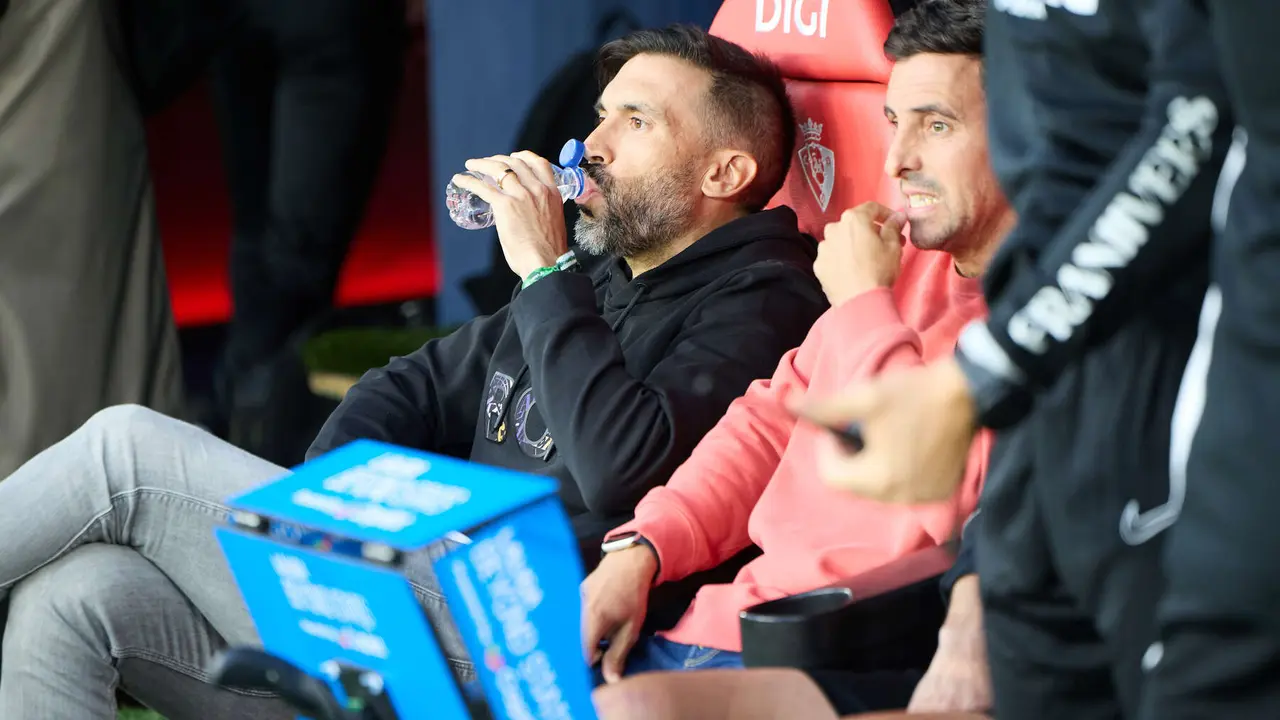 Eder Sarabia (entrenador Elche CF) durante el partido de La Liga EA Sports entre CA Osasuna y Elche CF disputado en el estadio de El Sadar en Pamplona. IÑIGO ALZUGARAY