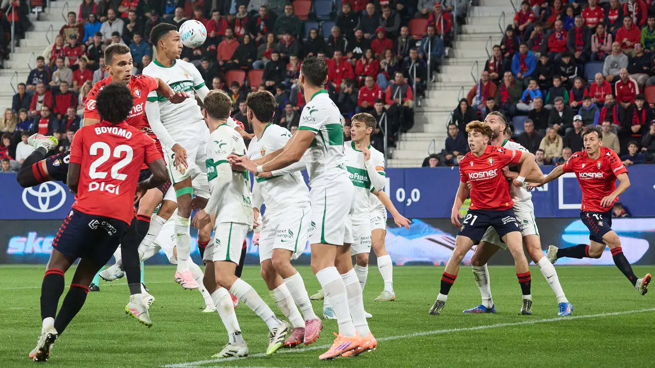 Partido de La Liga EA Sports entre CA Osasuna y Elche CF disputado en el estadio de El Sadar en Pamplona. IÑIGO ALZUGARAY