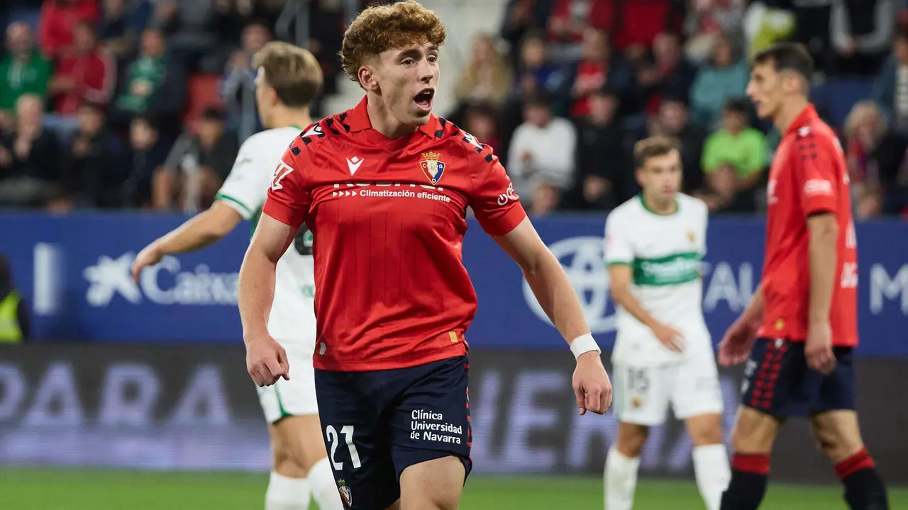 Víctor Muñoz (21. CA Osasuna) durante el partido de La Liga EA Sports entre CA Osasuna y Elche CF disputado en el estadio de El Sadar en Pamplona. IÑIGO ALZUGARAY