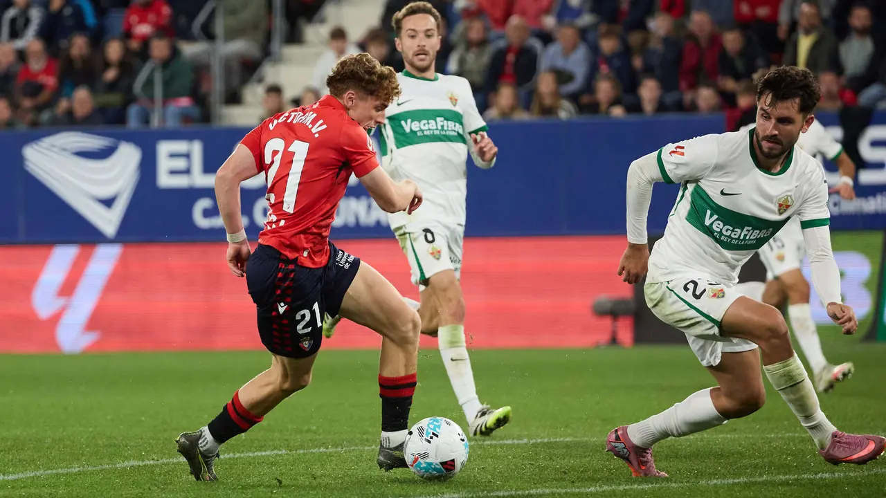 Víctor Muñoz (21. CA Osasuna) y Victor Chust (23. Elche CF) durante el partido de La Liga EA Sports entre CA Osasuna y Elche CF disputado en el estadio de El Sadar en Pamplona. IÑIGO ALZUGARAY