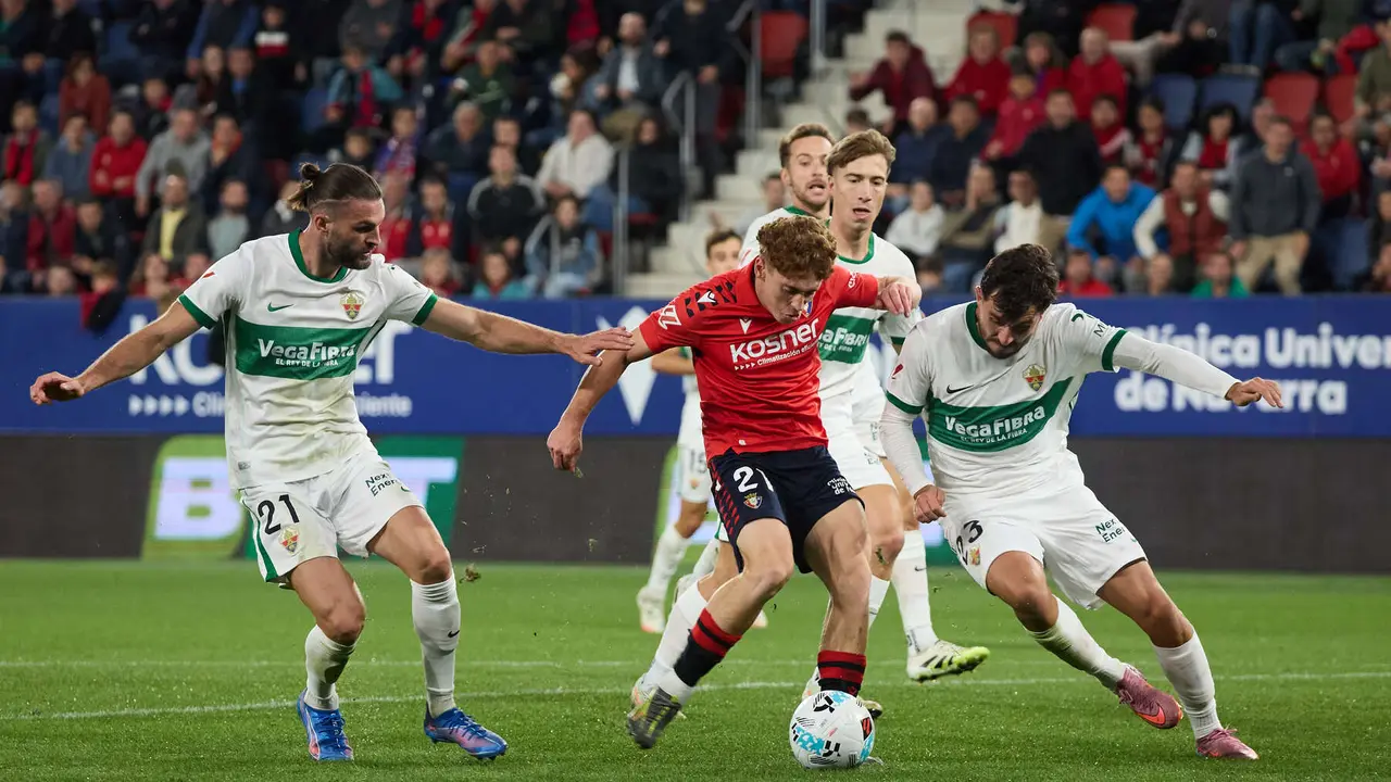 Víctor Muñoz (21. CA Osasuna) durante el partido de La Liga EA Sports entre CA Osasuna y Elche CF disputado en el estadio de El Sadar en Pamplona. IÑIGO ALZUGARAY