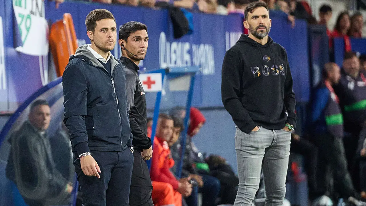 Alessio Lisci (entrenador CA Osasuna) y Eder Sarabia (entrenador Elche CF) durante el partido de La Liga EA Sports entre CA Osasuna y Elche CF disputado en el estadio de El Sadar en Pamplona. IÑIGO ALZUGARAY