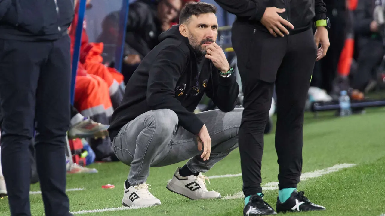 Eder Sarabia (entrenador Elche CF) durante el partido de La Liga EA Sports entre CA Osasuna y Elche CF disputado en el estadio de El Sadar en Pamplona. IÑIGO ALZUGARAY