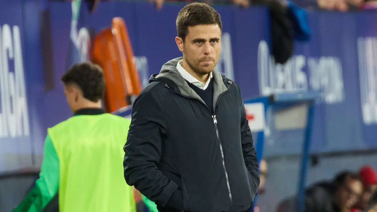 Eder Sarabia (entrenador Elche CF) durante el partido de La Liga EA Sports entre CA Osasuna y Elche CF disputado en el estadio de El Sadar en Pamplona. IÑIGO ALZUGARAY