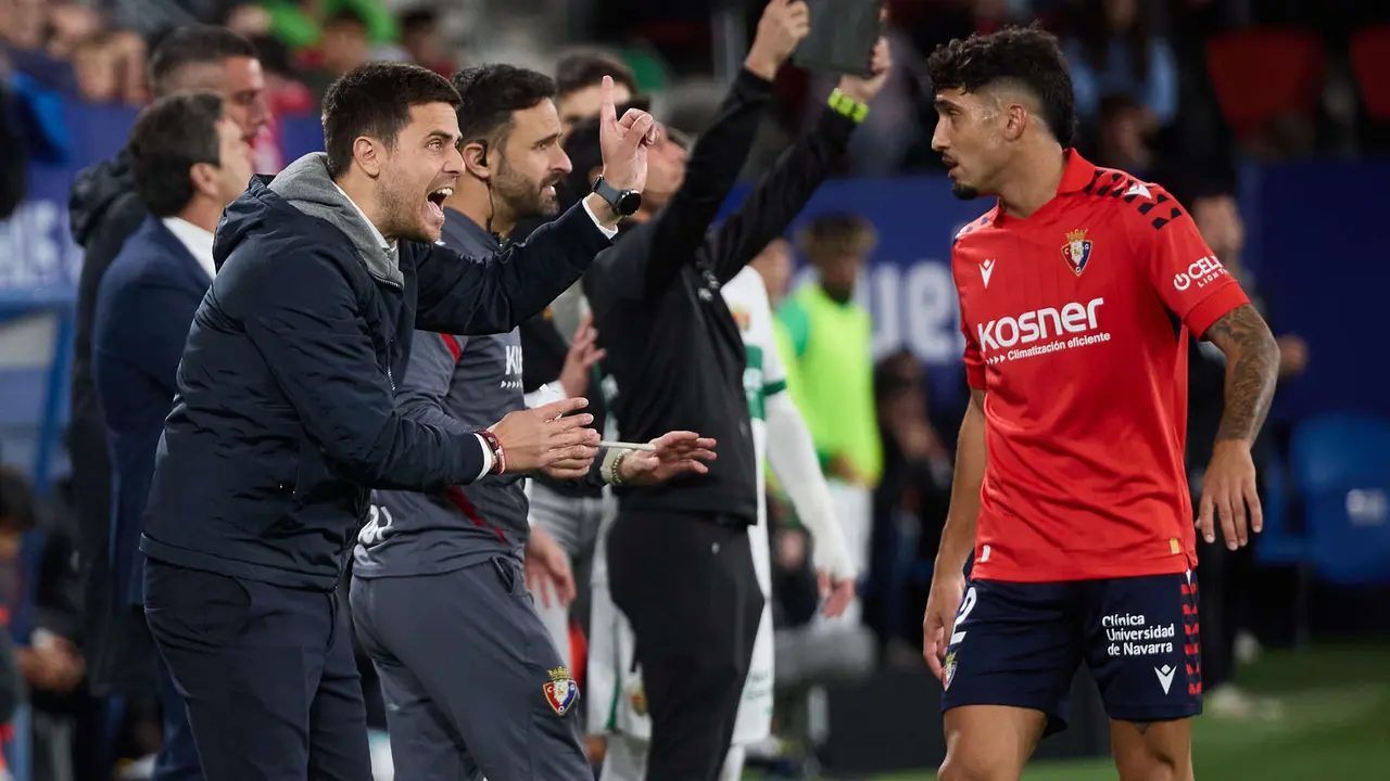 Alessio Lisci (entrenador CA Osasuna) y Iker Benito (2. CA Osasuna) durante el partido de La Liga EA Sports entre CA Osasuna y Elche CF disputado en el estadio de El Sadar en Pamplona. IÑIGO ALZUGARAY