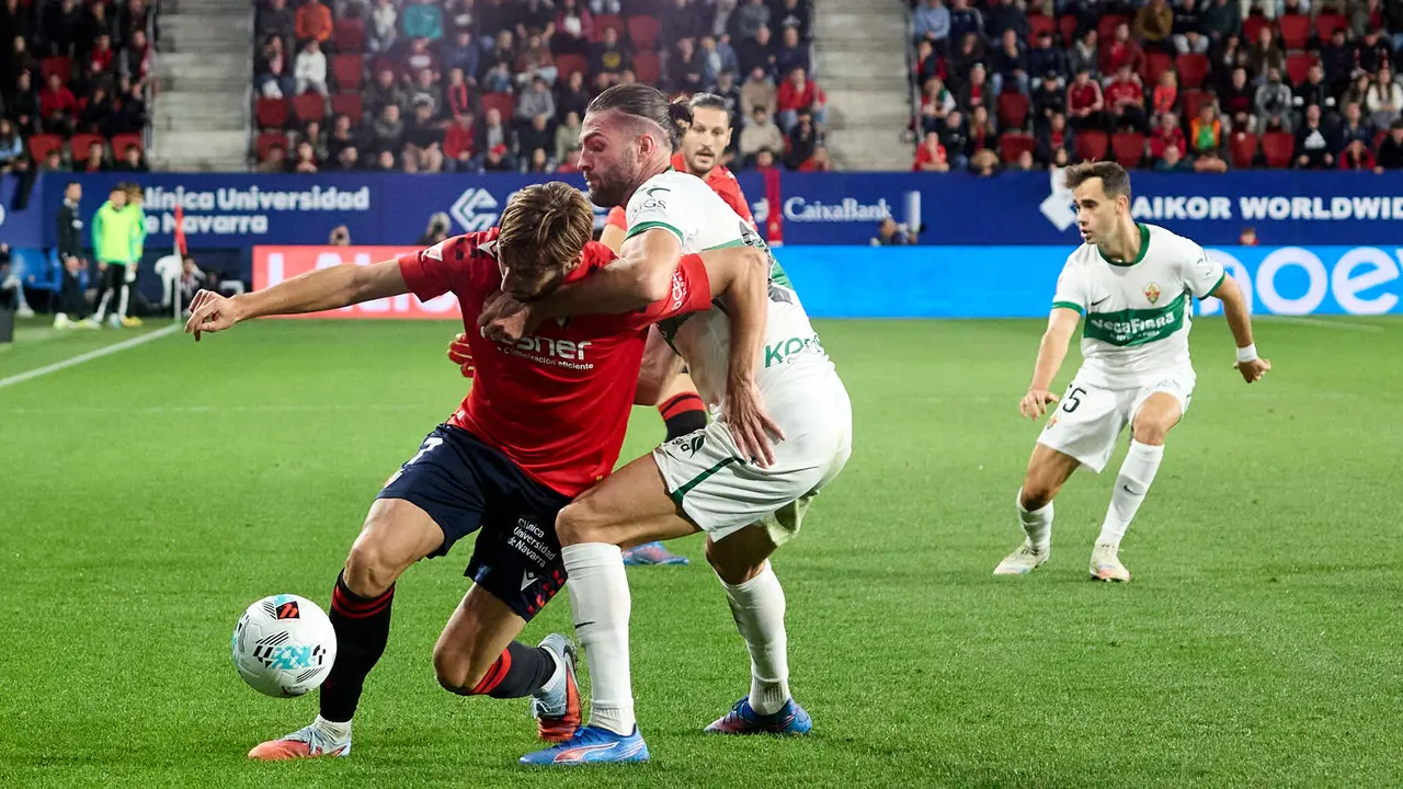 Jon Moncayola (7. CA Osasuna) y Victor Chust (23. Elche CF) durante el partido de La Liga EA Sports entre CA Osasuna y Elche CF disputado en el estadio de El Sadar en Pamplona. IÑIGO ALZUGARAY