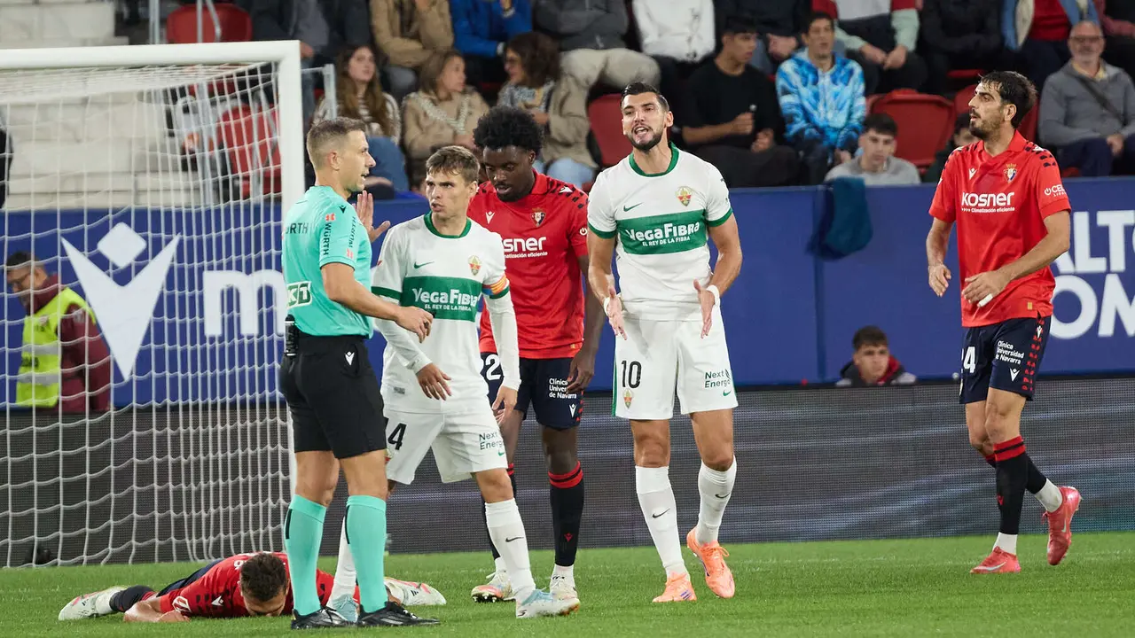 Partido de La Liga EA Sports entre CA Osasuna y Elche CF disputado en el estadio de El Sadar en Pamplona. IÑIGO ALZUGARAY