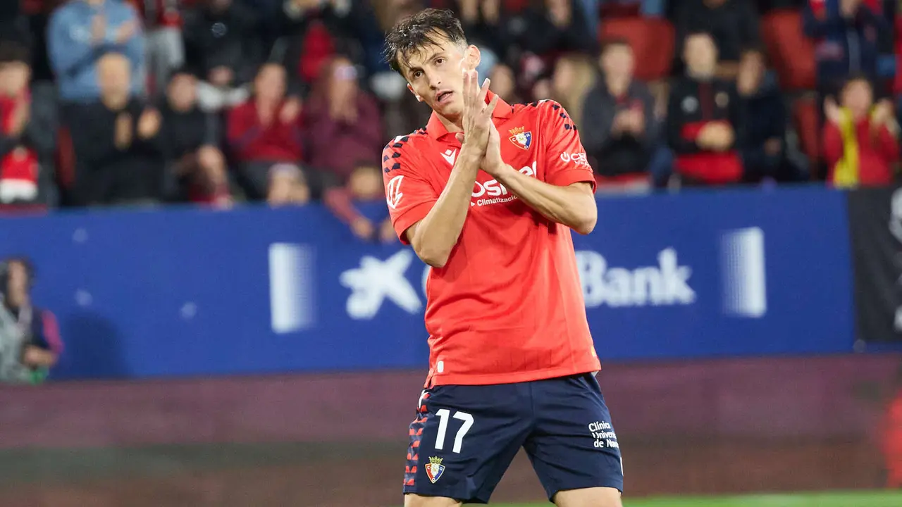 Ante Budimir (17. CA Osasuna) durante el partido de La Liga EA Sports entre CA Osasuna y Elche CF disputado en el estadio de El Sadar en Pamplona. IÑIGO ALZUGARAY