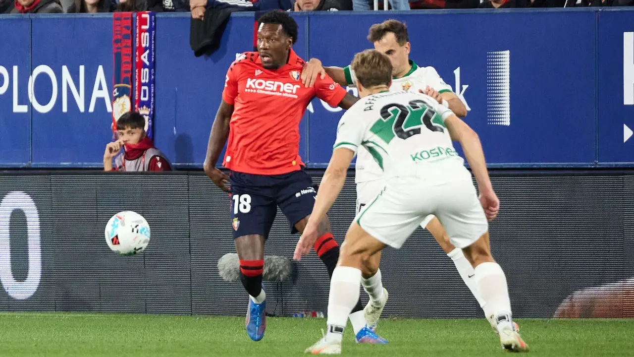 Sheraldo Becker (18. CA Osasuna) durante el partido de La Liga EA Sports entre CA Osasuna y Elche CF disputado en el estadio de El Sadar en Pamplona. IÑIGO ALZUGARAY