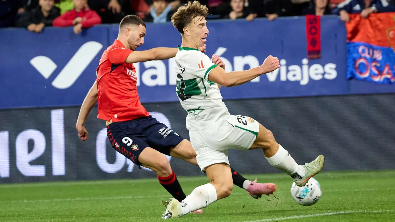 Raúl García (9. CA Osasuna) y David Affengruber (22. Elche CF) durante el partido de La Liga EA Sports entre CA Osasuna y Elche CF disputado en el estadio de El Sadar en Pamplona. IÑIGO ALZUGARAY
