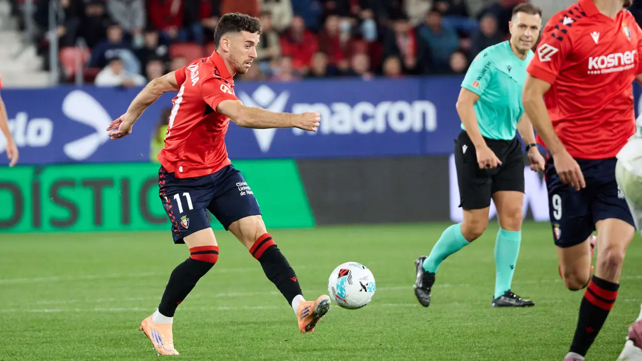 Kike Barja (11. CA Osasuna) durante el partido de La Liga EA Sports entre CA Osasuna y Elche CF disputado en el estadio de El Sadar en Pamplona. IÑIGO ALZUGARAY
