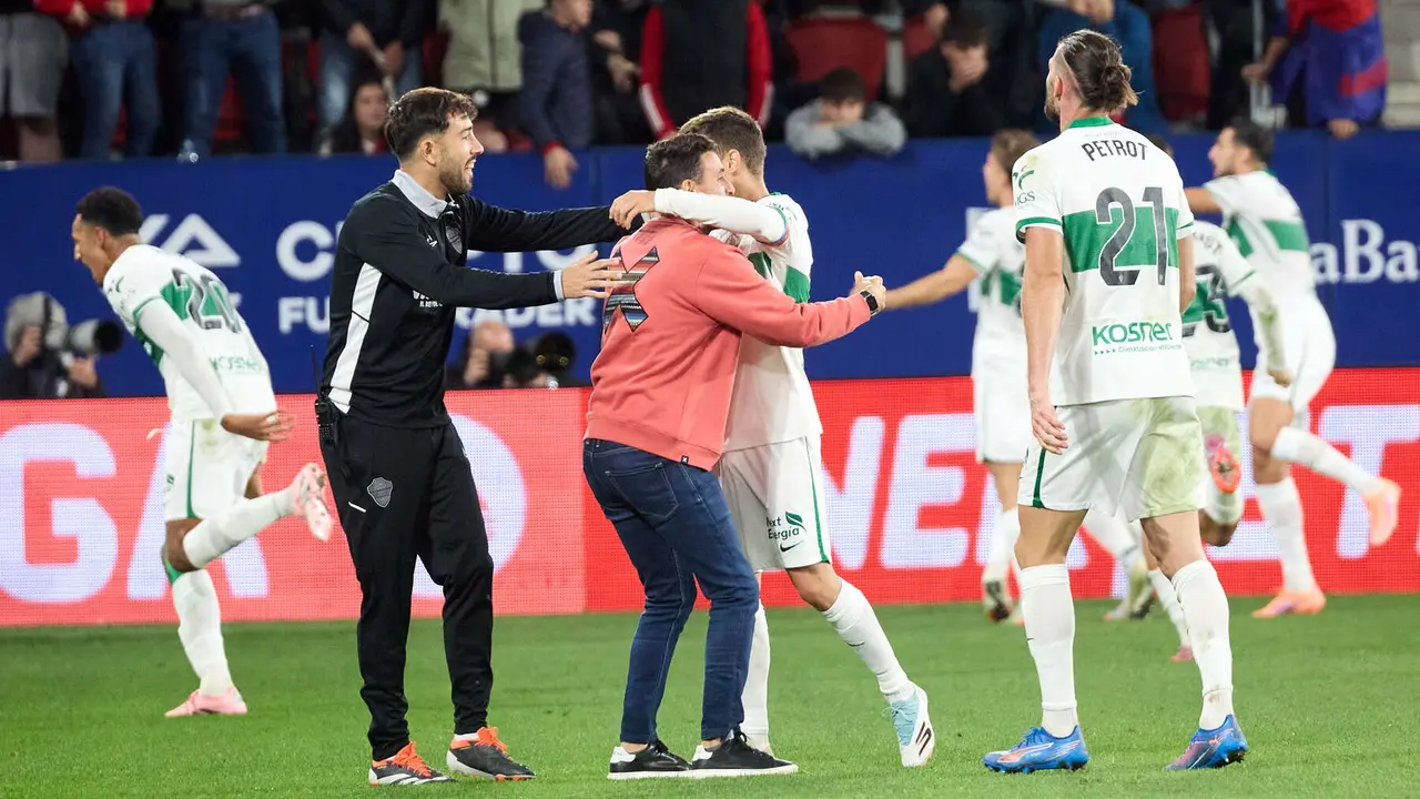 Los jugadores del Elche CF celebran el gol de Adrià Pedrosa (1-1) durante el partido de La Liga EA Sports entre CA Osasuna y Elche CF disputado en el estadio de El Sadar en Pamplona. IÑIGO ALZUGARAY