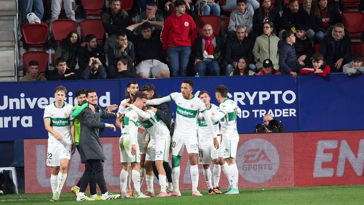 Los jugadores del Elche CF celebran el gol de Adrià Pedrosa (1-1) durante el partido de La Liga EA Sports entre CA Osasuna y Elche CF disputado en el estadio de El Sadar en Pamplona. IÑIGO ALZUGARAY