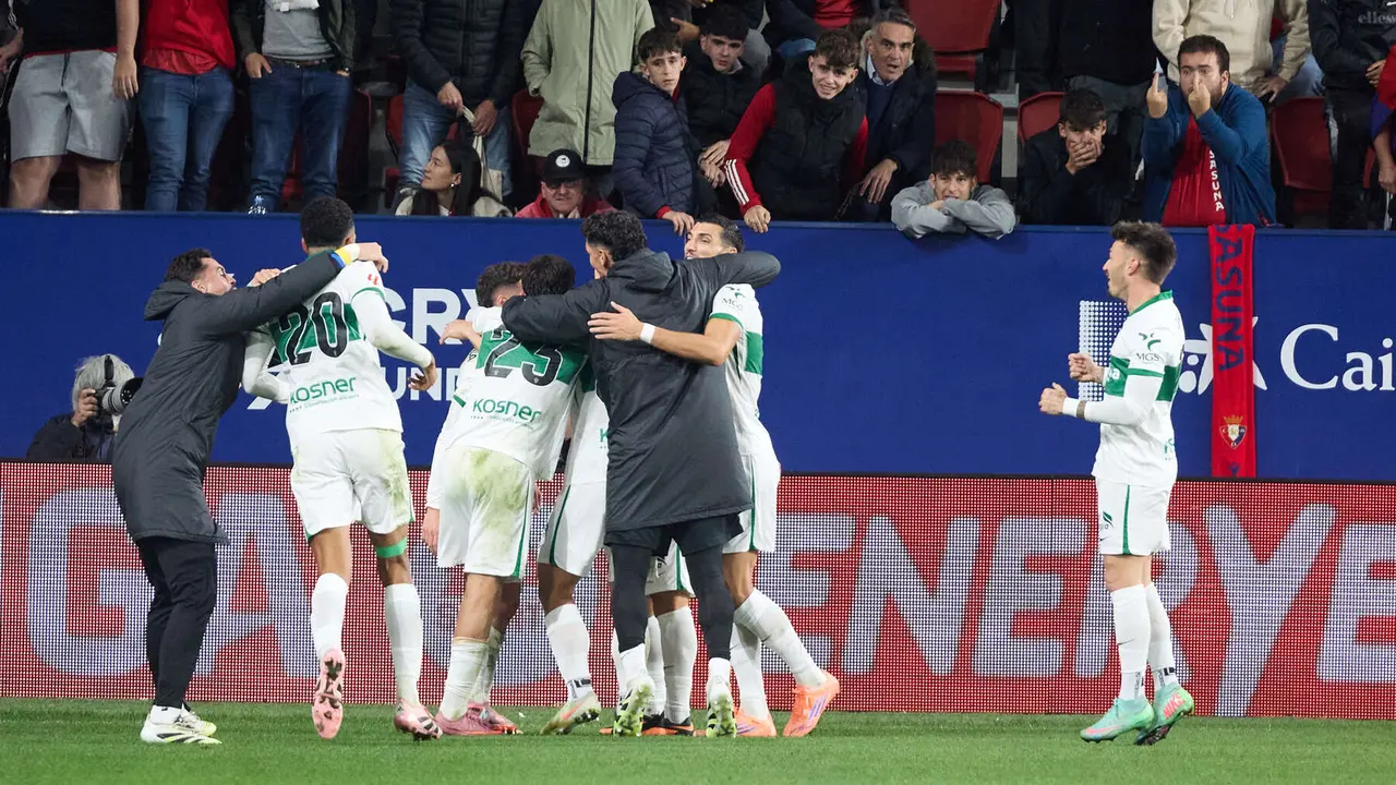Los jugadores del Elche CF celebran el gol de Adrià Pedrosa (1-1) durante el partido de La Liga EA Sports entre CA Osasuna y Elche CF disputado en el estadio de El Sadar en Pamplona. IÑIGO ALZUGARAY