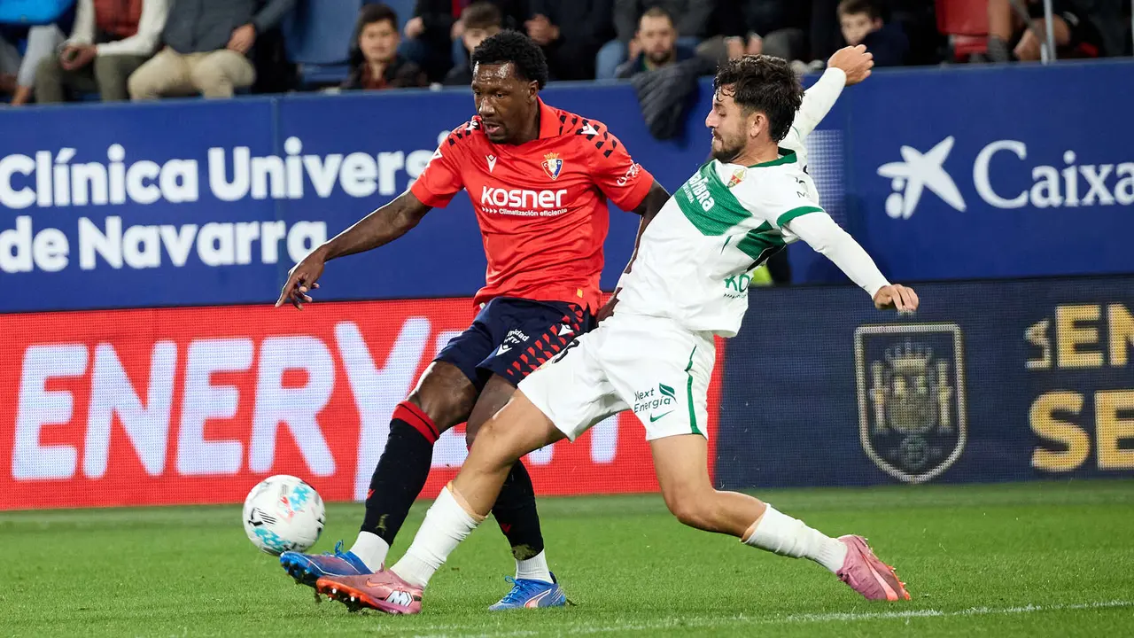 Sheraldo Becker (18. CA Osasuna) durante el partido de La Liga EA Sports entre CA Osasuna y Elche CF disputado en el estadio de El Sadar en Pamplona. IÑIGO ALZUGARAY