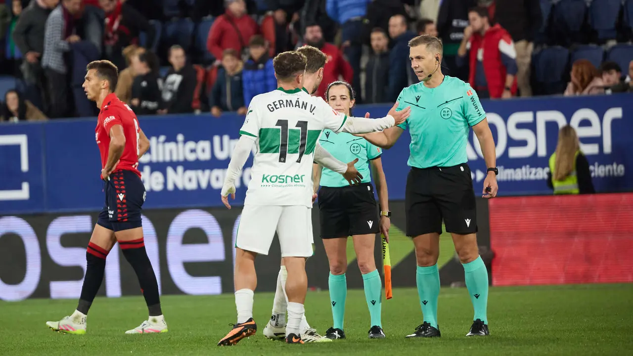 Partido de La Liga EA Sports entre CA Osasuna y Elche CF disputado en el estadio de El Sadar en Pamplona. IÑIGO ALZUGARAY