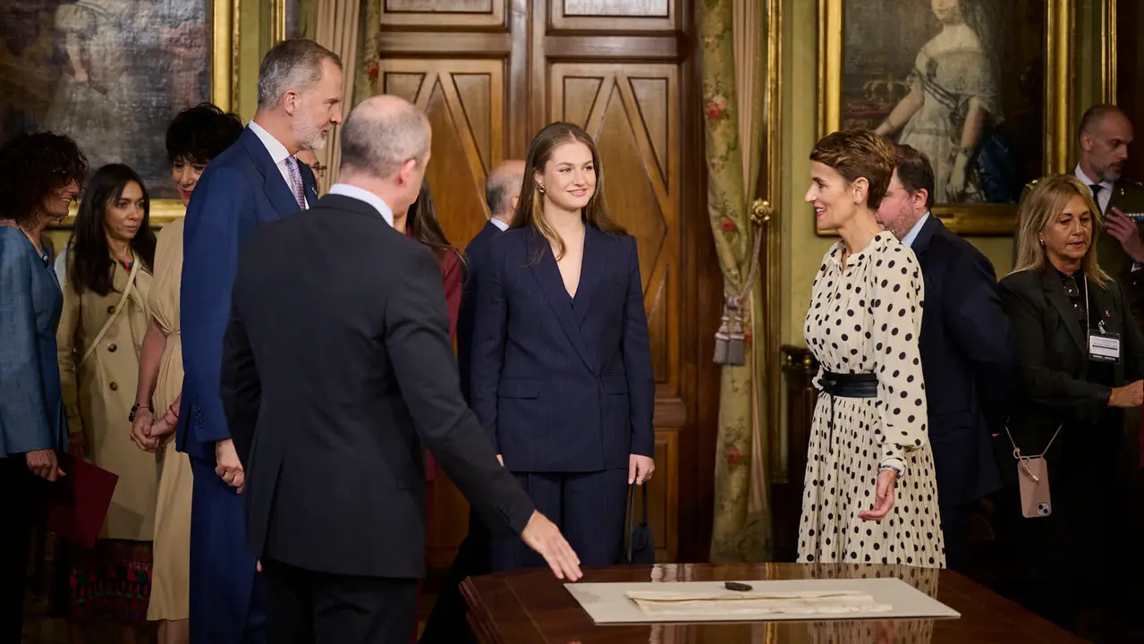 La Princesa Leonor, acompañada de los Reyes Felipe y Letizia, inicia en el Palacio de Navarra una visita a la Comunidad foral que se prolongará durante el viernes y el sábado.
PABLO LASAOSA