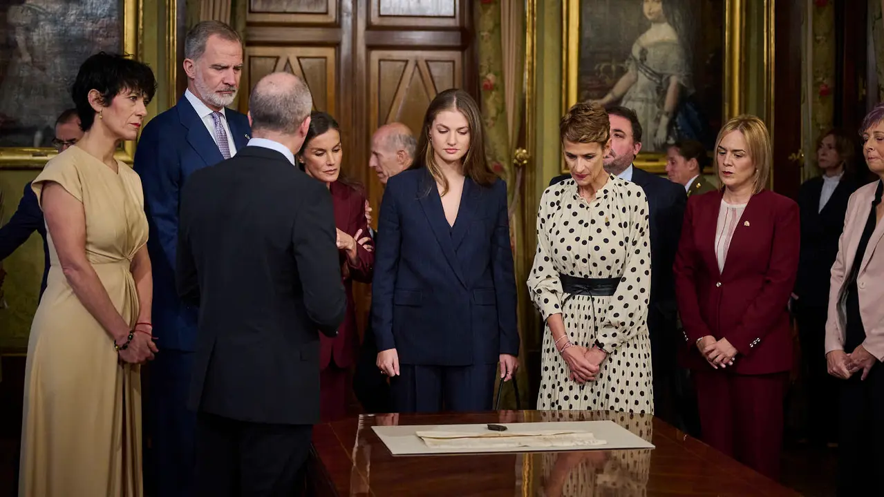 La Princesa Leonor, acompañada de los Reyes Felipe y Letizia, inicia en el Palacio de Navarra una visita a la Comunidad foral que se prolongará durante el viernes y el sábado.
PABLO LASAOSA