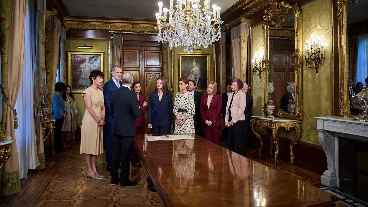 La Princesa Leonor, acompañada de los Reyes Felipe y Letizia, inicia en el Palacio de Navarra una visita a la Comunidad foral que se prolongará durante el viernes y el sábado.
PABLO LASAOSA