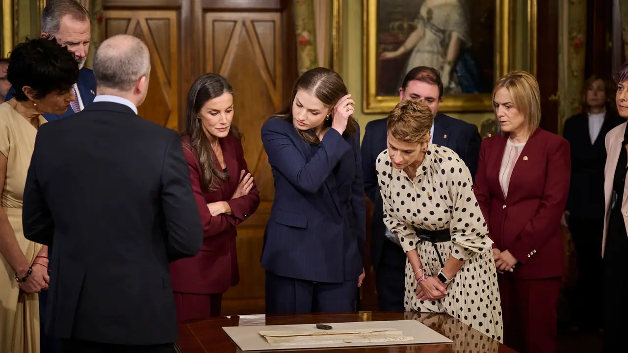 La Princesa Leonor, acompañada de los Reyes Felipe y Letizia, inicia en el Palacio de Navarra una visita a la Comunidad foral que se prolongará durante el viernes y el sábado.
PABLO LASAOSA