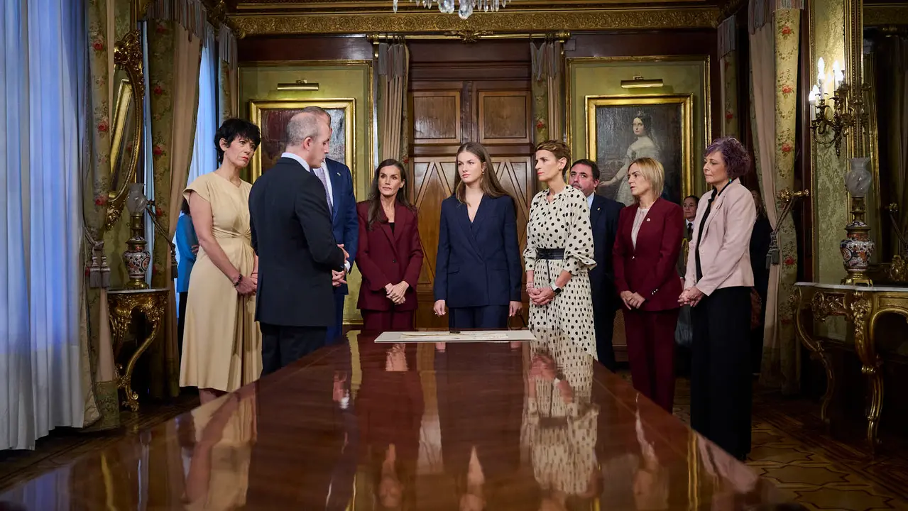 La Princesa Leonor, acompañada de los Reyes Felipe y Letizia, inicia en el Palacio de Navarra una visita a la Comunidad foral que se prolongará durante el viernes y el sábado.
PABLO LASAOSA