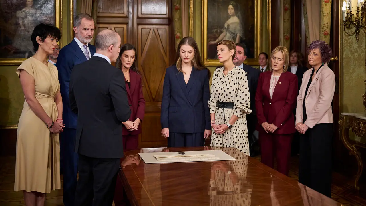 La Princesa Leonor, acompañada de los Reyes Felipe y Letizia, inicia en el Palacio de Navarra una visita a la Comunidad foral que se prolongará durante el viernes y el sábado.
PABLO LASAOSA