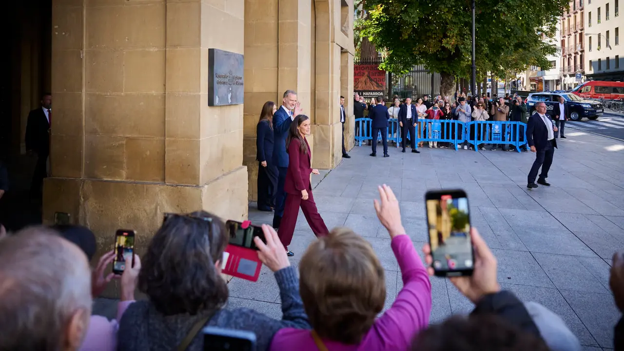 La Princesa Leonor, acompañada de los Reyes Felipe y Letizia, inicia en el Palacio de Navarra una visita a la Comunidad foral que se prolongará durante el viernes y el sábado.
PABLO LASAOSA