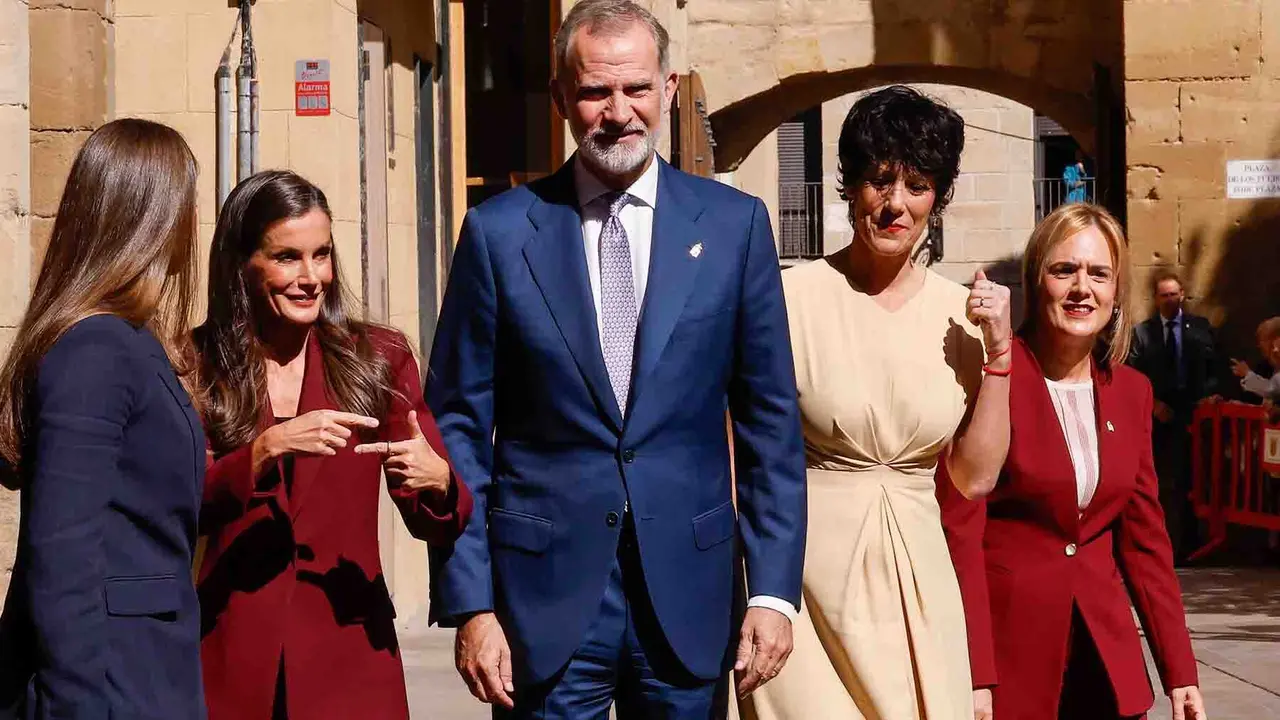PAMPLONA (ESPAÑA), 26/09/2025.- La princesa Leonor (i), junto con el rey Felipe VI (c), la reina Letizia (2i), y la ministra de Inclusión y Seguridad Social, Elma Saiz (2d), este viernes en Pamplona, Navarra, durante el primer viaje oficial de la heredera de la Corona a la Comunidad Foral y con el que quiere subrayar su vínculo a través del título que ostenta de princesa de Viana, que fue creado hace 602 años. EFE/Villar López
