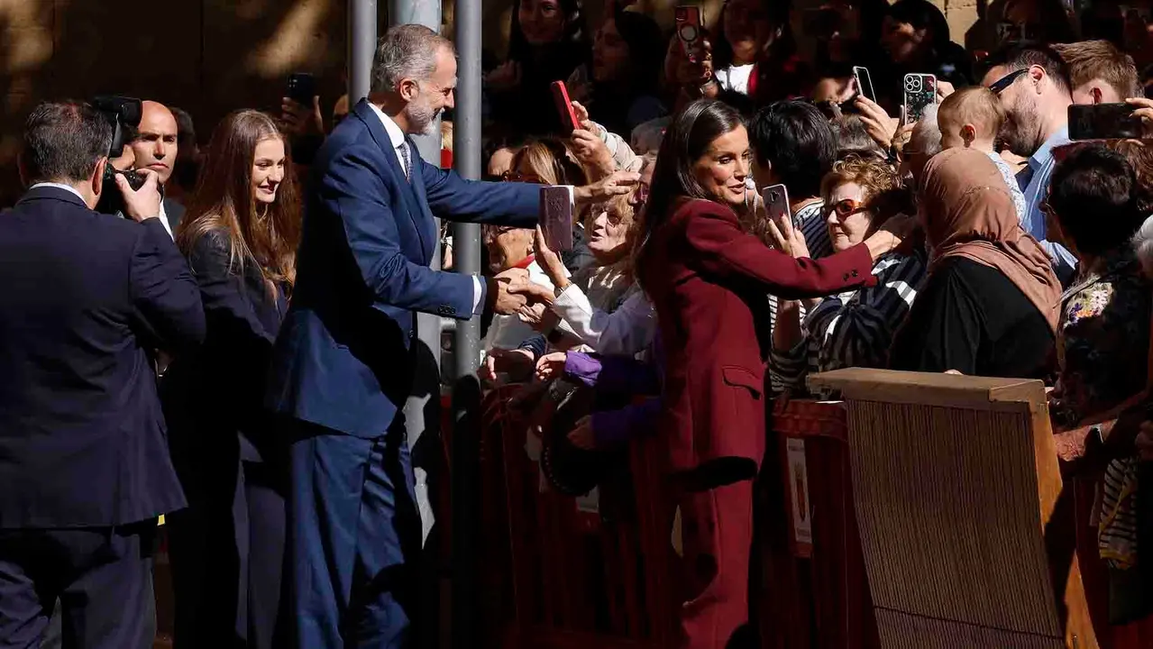 VIANA (NAVARRA), 26/09/2025.- La princesa Leonor (3i), junto con el rey Felipe VI (c) y la reina Letizia (d), saluda al público a su llegada a la localidad de Viana en el primer viaje oficial de la heredera de la Corona a la Comunidad Foral y con el que quiere subrayar su vínculo a través del título que ostenta de princesa de Viana, que fue creado hace 602 años. EFE/ Villar López