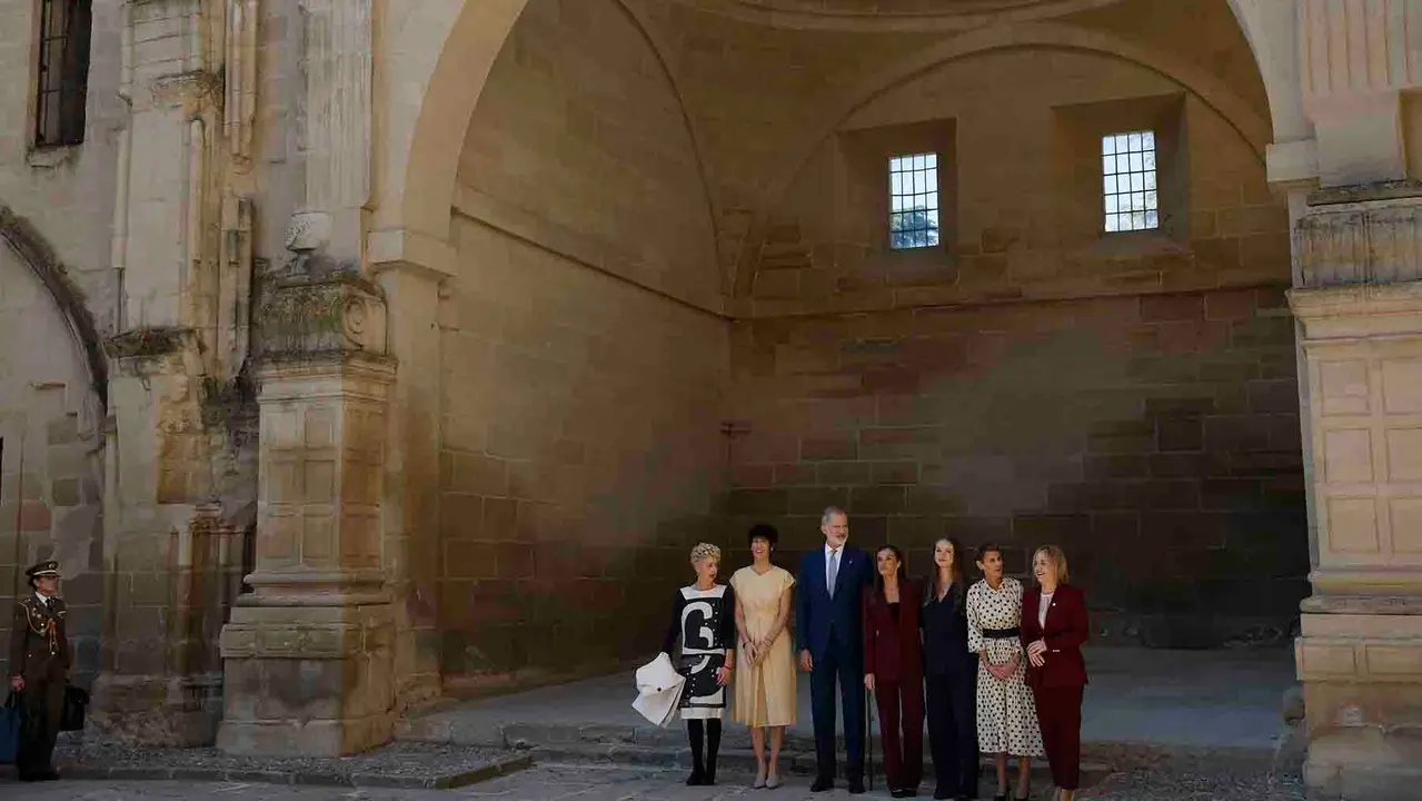VIANA (NAVARRA), 26/09/2025.- La princesa Leonor (3d), acompañada por el rey Felipe VI (3i), la reina Letizia (c), la presidenta de Navarra, María Chivite (2d), la ministra de Inclusión y Seguridad Social, Elma Saiz (2i), la alcaldesa de Viana, Yolanda González (i), y la delegada del Gobierno en Navarra, Alicia Echeverría (d), visita las ruinas de San Pedro de la localidad de Viana en el primer viaje oficial de la heredera de la Corona a la Comunidad Foral y con el que quiere subrayar su vínculo a través del título que ostenta de princesa de Viana, que fue creado hace 602 años. EFE/ Villar López