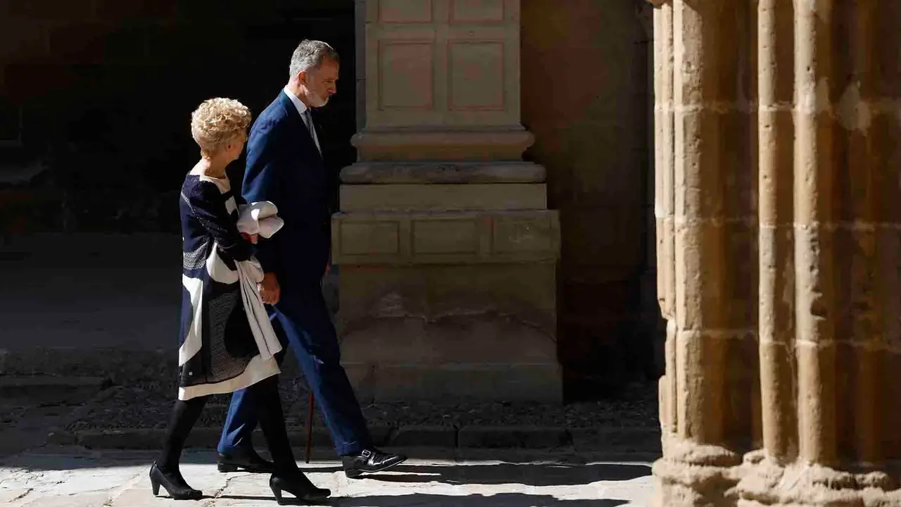 VIANA (NAVARRA), 26/09/2025.- El rey Felipe VI (d), acompañado por la alcaldesa de Viana, Yolanda González, durante su visita a la localidad de Viana en el primer viaje oficial de la heredera de la Corona a la Comunidad Foral y con el que quiere subrayar su vínculo a través del título que ostenta de princesa de Viana, que fue creado hace 602 años. EFE/ Jesús Diges