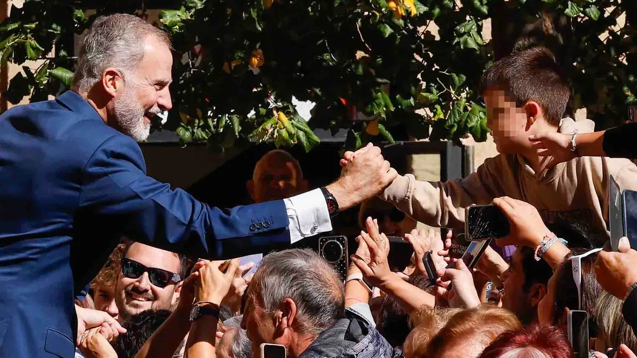 PAMPLONA (ESPAÑA), 26/09/2025.- El rey Felipe VI saluda al público tras la presentación del documento del Principado de Viana en el Palacio de Navarra, sede del Gobierno Foral, este viernes en Pamplona, Navarra, en el primer viaje oficial de la heredera de la Corona a la Comunidad Foral y con el que quiere subrayar su vínculo a través del título que ostenta de princesa de Viana, que fue creado hace 602 años. EFE/Villar López