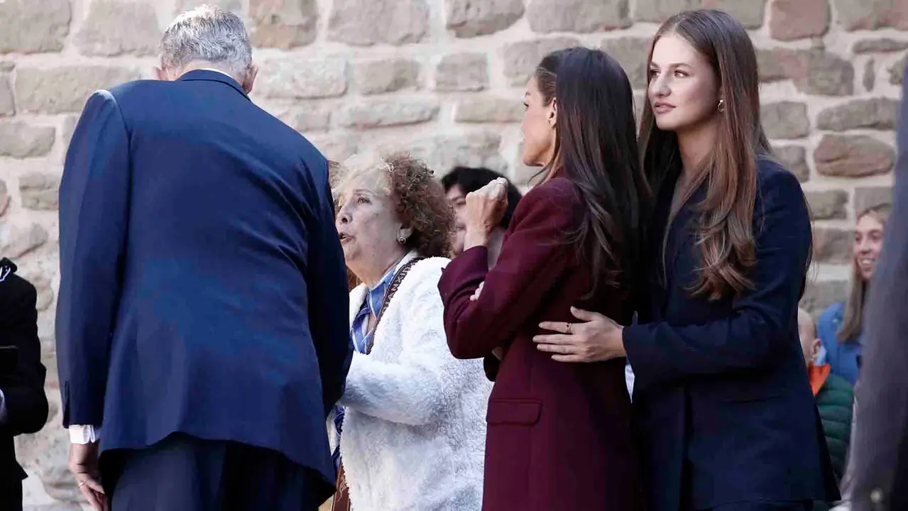 VIANA (NAVARRA), 26/09/2025.- La princesa Leonor (d), la reina Letizia (2d), y el rey Felipe (i) saludan al público a su llegada a la localidad de Viana en el primer viaje oficial de la heredera de la Corona a la Comunidad Foral y con el que quiere subrayar su vínculo a través del título que ostenta de princesa de Viana, que fue creado hace 602 años. EFE/ Jesús Diges