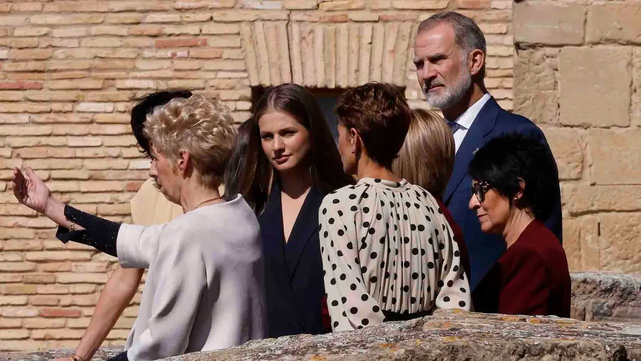 VIANA (NAVARRA), 26/09/2025.- La princesa Leonor (3i), acompañada por el rey Felipe VI (d), la presidenta de Navarra, María Chivite (3d), la ministra de Inclusión y Seguridad Social, Elma Saiz (2i), y la alcaldesa de Viana, Yolanda González (i), visita el jardín de Serrat en las ruinas de San Pedro de la localidad de Viana en el primer viaje oficial de la heredera de la Corona a la Comunidad Foral y con el que quiere subrayar su vínculo a través del título que ostenta de princesa de Viana, que fue creado hace 602 años. EFE/ Villar López