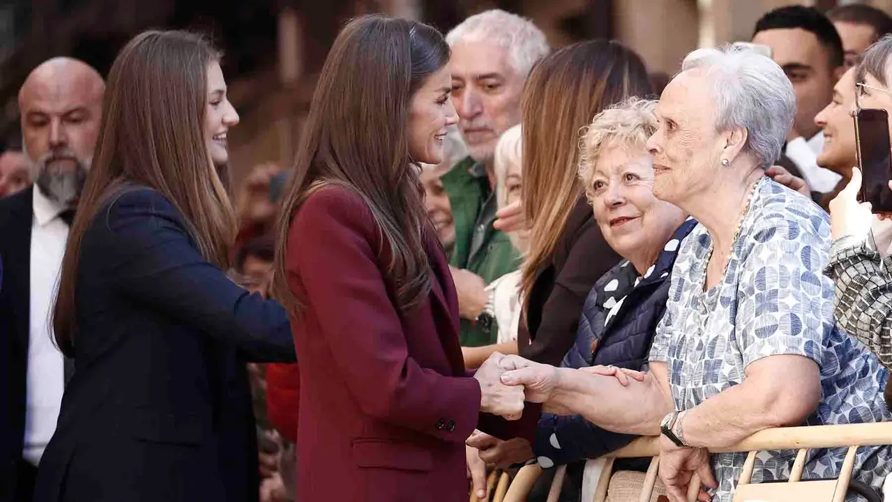 VIANA (NAVARRA), 26/09/2025.- La princesa Leonor (i) y la reina Letizia (c), saludan al público a su llegada a la localidad de Viana en el primer viaje oficial de la heredera de la Corona a la Comunidad Foral y con el que quiere subrayar su vínculo a través del título que ostenta de princesa de Viana, que fue creado hace 602 años. EFE/ Jesús Diges
