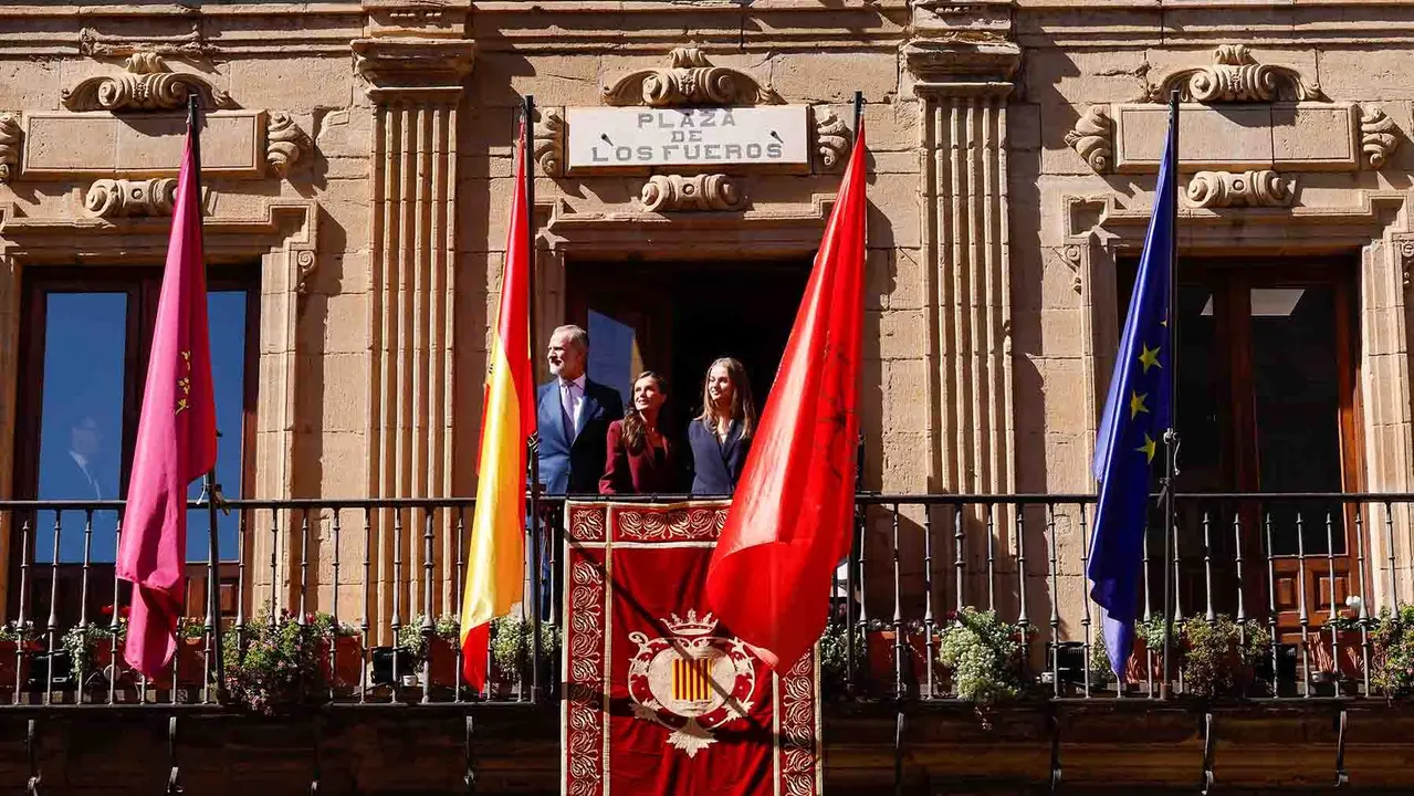 VIANA (NAVARRA), 26/09/2025.- La princesa Leonor (d), el rey Felipe (i) y la reina Leticia (c) saludan al público desde el balcón del ayuntamiento de Viana en el primer viaje oficial de la heredera de la Corona a la Comunidad Foral y con el que quiere subrayar su vínculo a través del título que ostenta de princesa de Viana, que fue creado hace 602 años. EFE/ Villar López