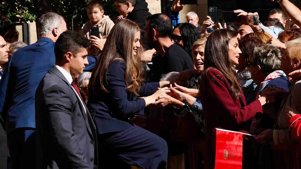 PAMPLONA (ESPAÑA), 26/09/2025.- La princesa Leonor (c), el rey Felipe (i) y la reina Leticia (d) saludan al público tras la presentación del documento del Principado de Viana en el Palacio de Navarra, sede del Gobierno Foral, este viernes en Pamplona, Navarra, en el primer viaje oficial de la heredera de la Corona a la Comunidad Foral y con el que quiere subrayar su vínculo a través del título que ostenta de princesa de Viana, que fue creado hace 602 años. EFE/Villar López