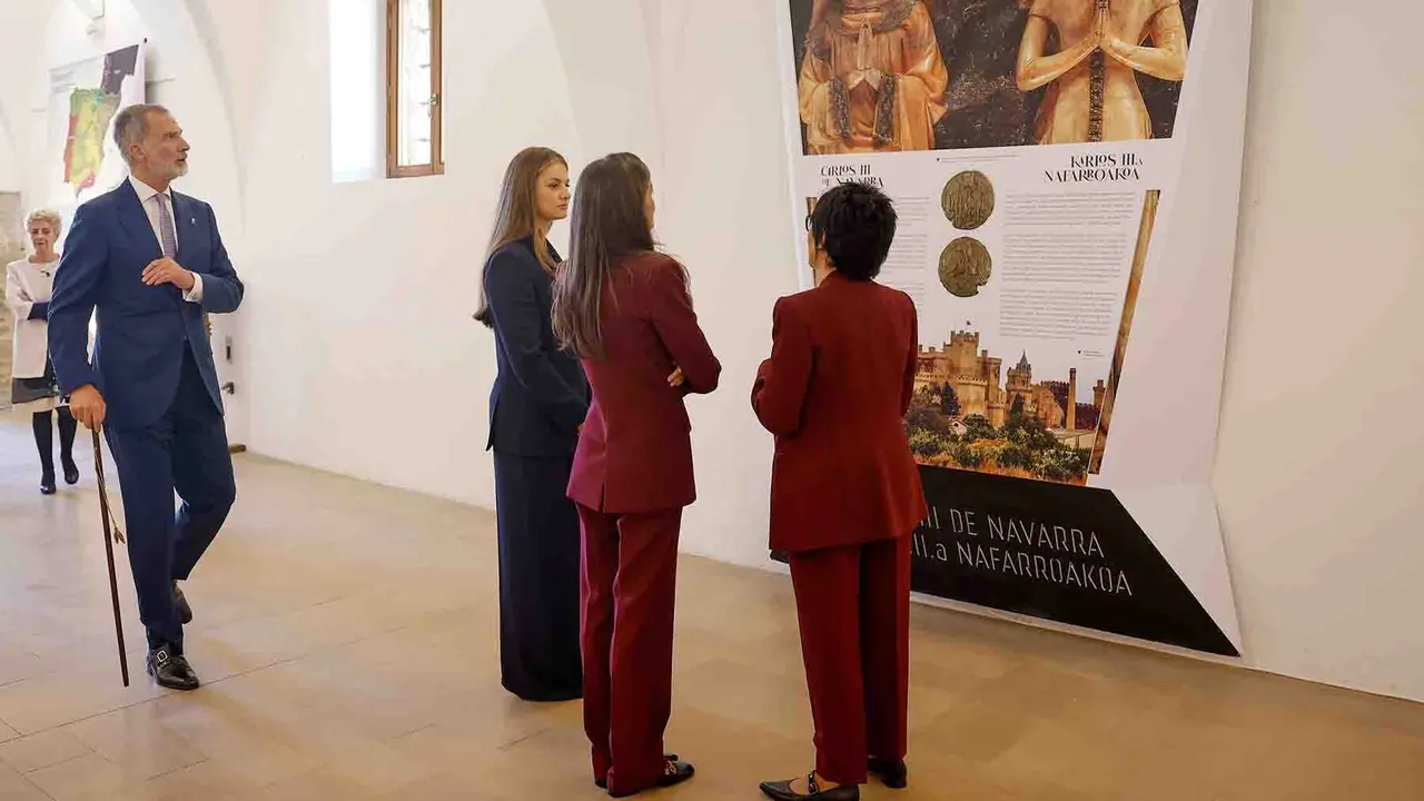 VIANA (NAVARRA), 26/09/2025.- El reina Letizia (3i), el rey Felipe (i) y la princesa Leonor (2i), visitan la exposición con motivo del sexto centenario del título Príncipe de Viana en las ruinas de San Pedro de la localidad de Viana en el primer viaje oficial de la heredera de la Corona a la Comunidad Foral y con el que quiere subrayar su vínculo a través del título que ostenta de princesa de Viana, que fue creado hace 602 años. EFE/ Villar López / POOL