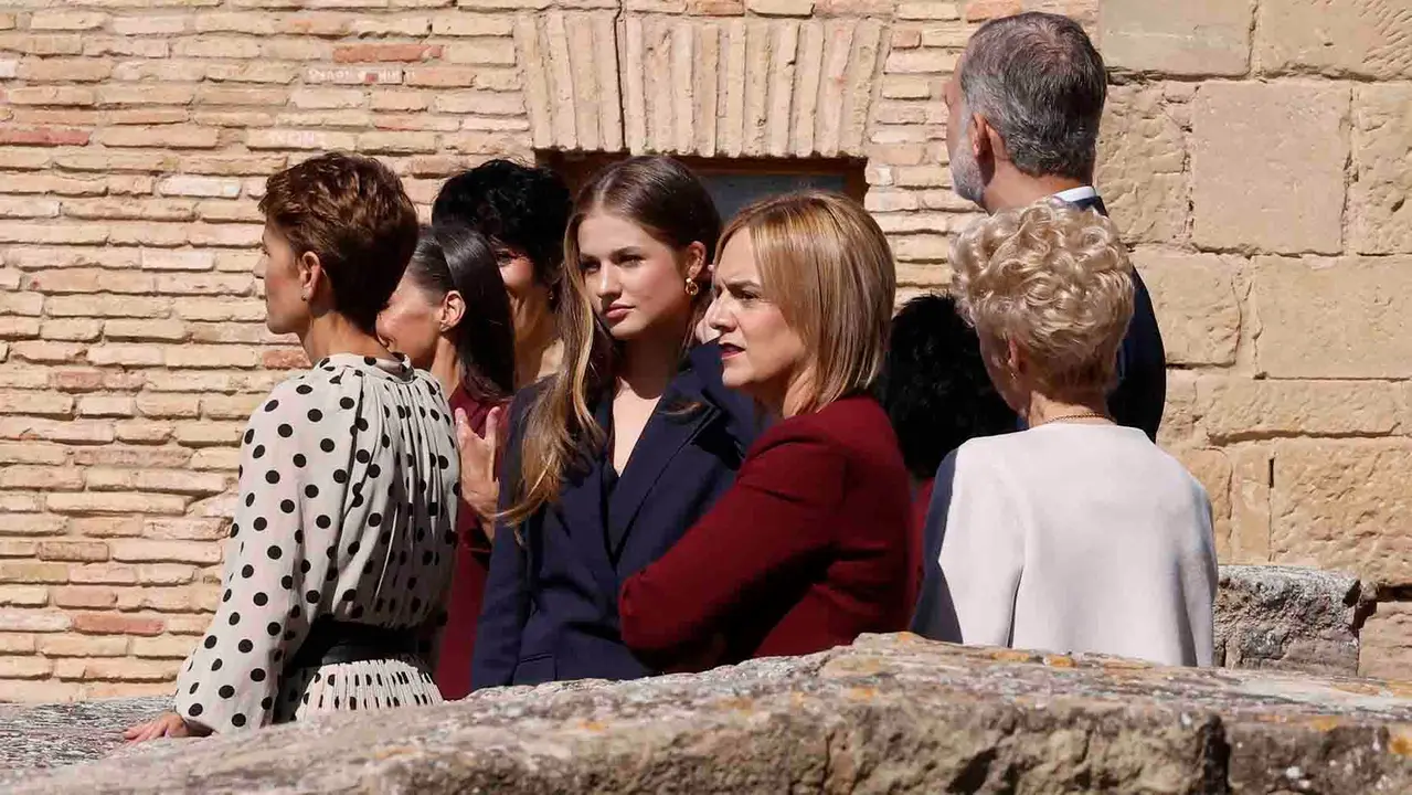 VIANA (NAVARRA), 26/09/2025.- La princesa Leonor (3i), acompañada por el rey Felipe VI (d), la presidenta de Navarra, María Chivite (i), y la delegada del gobierno en Navarra, Alicia Echeverría (d), visita el jardín de Serrat en las ruinas de San Pedro de la localidad de Viana en el primer viaje oficial de la heredera de la Corona a la Comunidad Foral y con el que quiere subrayar su vínculo a través del título que ostenta de princesa de Viana, que fue creado hace 602 años. EFE/ Jesús Diges