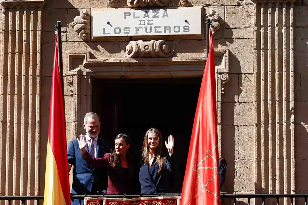 PAMPLONA (ESPAÑA), 26/09/2025.- La princesa Leonor (d), el rey Felipe (i) y la reina Leticia (c) saludan desde el balcón del ayuntamiento de Viana en el primer viaje oficial de la heredera de la Corona a la Comunidad Foral y con el que quiere subrayar su vínculo a través del título que ostenta de princesa de Viana, que fue creado hace 602 años. EFE/ Jesús Diges