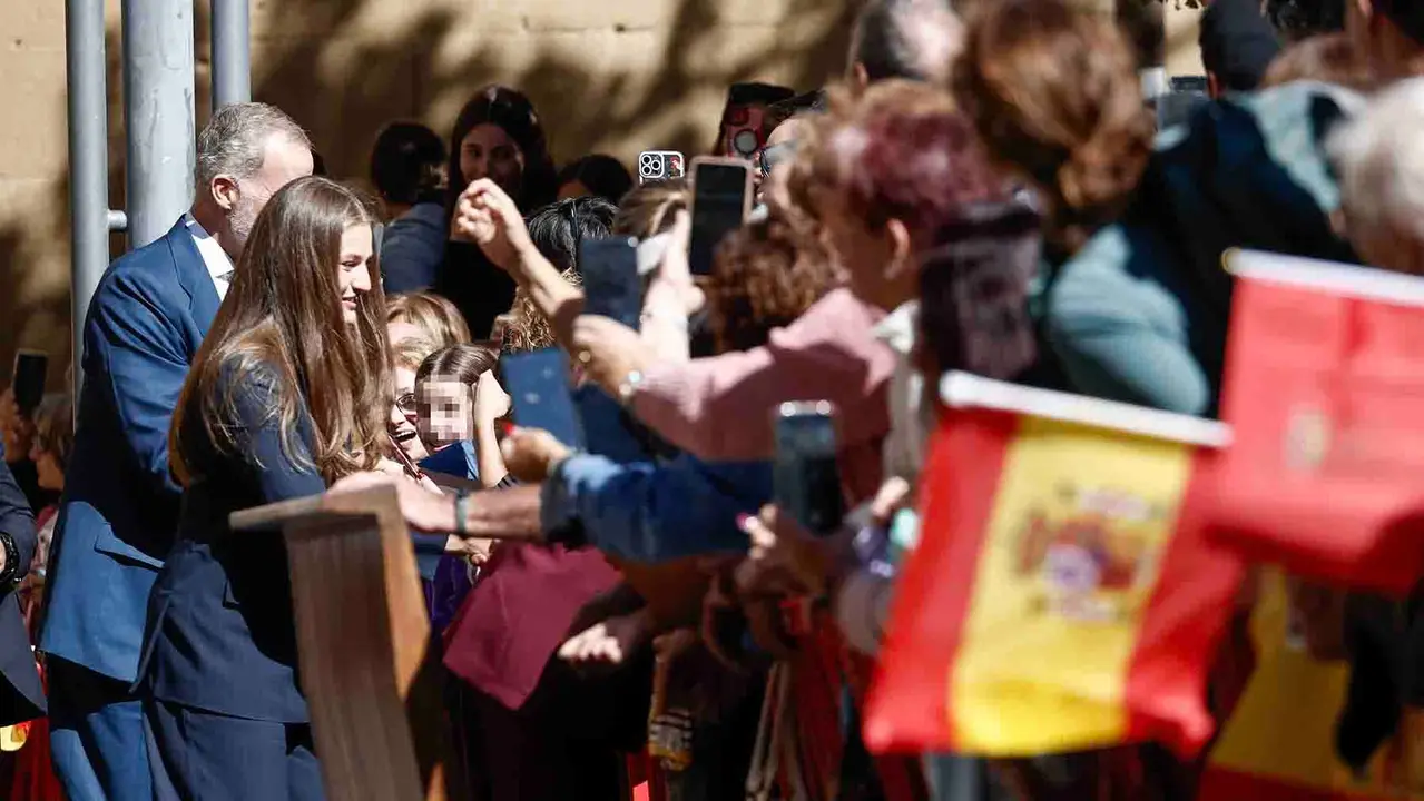 VIANA (NAVARRA), 26/09/2025.- La princesa Leonor (2i), y el rey Felipe (i) saludan al público a su llegada a la localidad de Viana en el primer viaje oficial de la heredera de la Corona a la Comunidad Foral y con el que quiere subrayar su vínculo a través del título que ostenta de princesa de Viana, que fue creado hace 602 años. EFE/ Jesús Diges