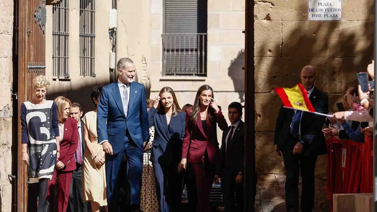 VIANA (NAVARRA), 26/09/2025.- La princesa Leonor (2d), el rey Felipe (c) y la reina Letizia (d), a su llegada a la localidad de Viana en el primer viaje oficial de la heredera de la Corona a la Comunidad Foral y con el que quiere subrayar su vínculo a través del título que ostenta de princesa de Viana, que fue creado hace 602 años. EFE/ Jesús Diges