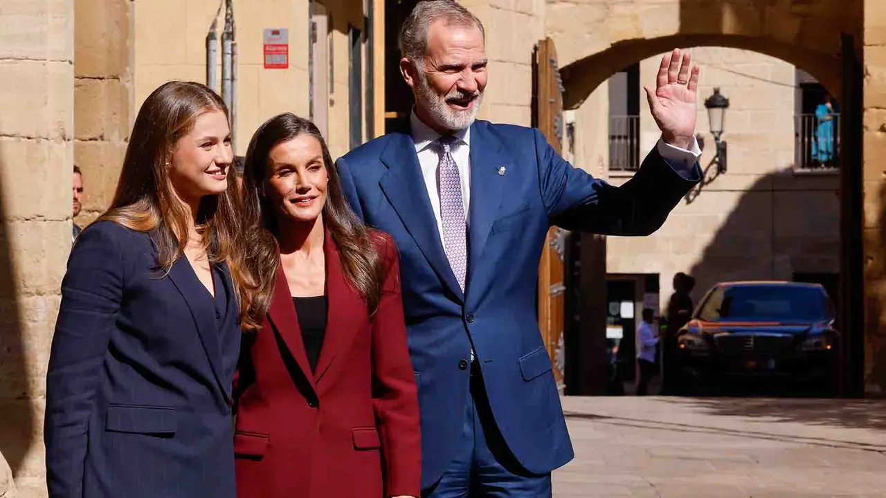 PAMPLONA (ESPAÑA), 26/09/2025.- La princesa Leonor (i), junto con el rey Felipe VI (d) y la reina Letizia (c), tras la presentación del documento del Principado de Viana en el Palacio de Navarra, sede del Gobierno Foral, este viernes en Pamplona, Navarra, en el primer viaje oficial de la heredera de la Corona a la Comunidad Foral y con el que quiere subrayar su vínculo a través del título que ostenta de princesa de Viana, que fue creado hace 602 años. EFE/Villar López
