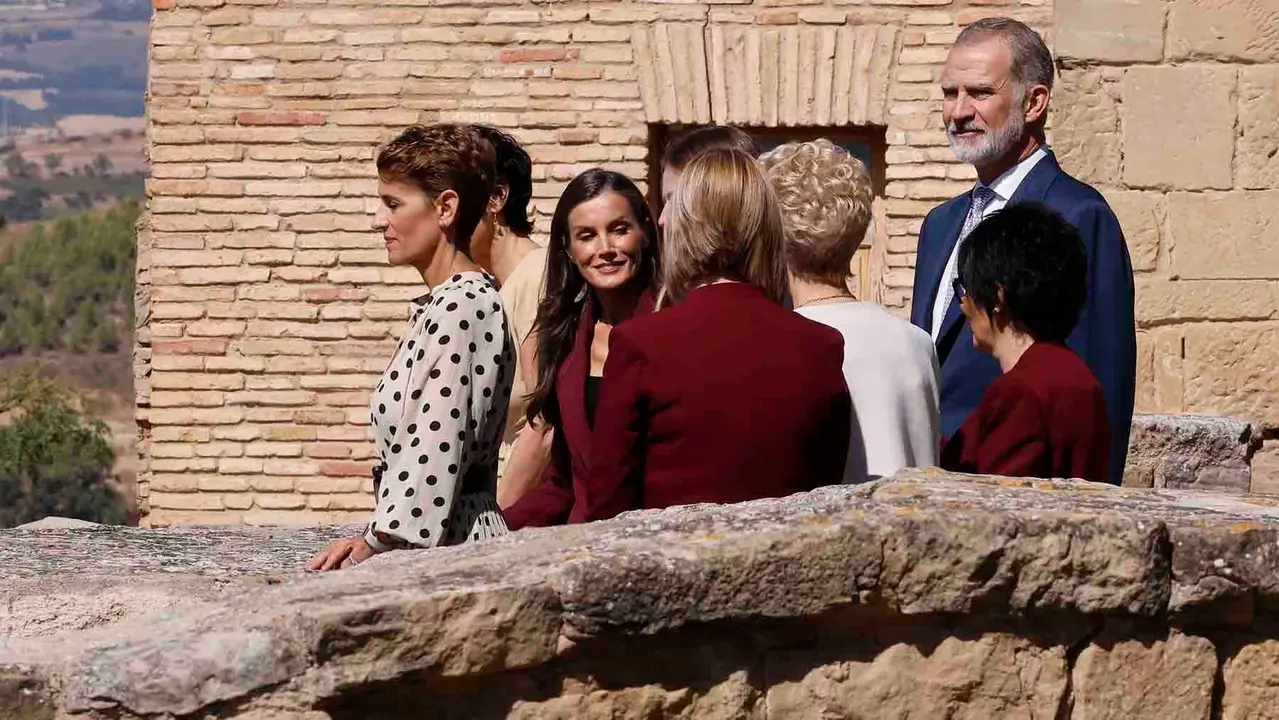 VIANA (NAVARRA), 26/09/2025.- La princesa Leonor (c, parcialmente tapada), acompañada por el rey Felipe VI (d, detrás), la reina Letizia (2i), y la presidenta de Navarra, María Chivite (i), visita el jardín de Serrat en las ruinas de San Pedro de la localidad de Viana en el primer viaje oficial de la heredera de la Corona a la Comunidad Foral y con el que quiere subrayar su vínculo a través del título que ostenta de princesa de Viana, que fue creado hace 602 años. EFE/ Villar López