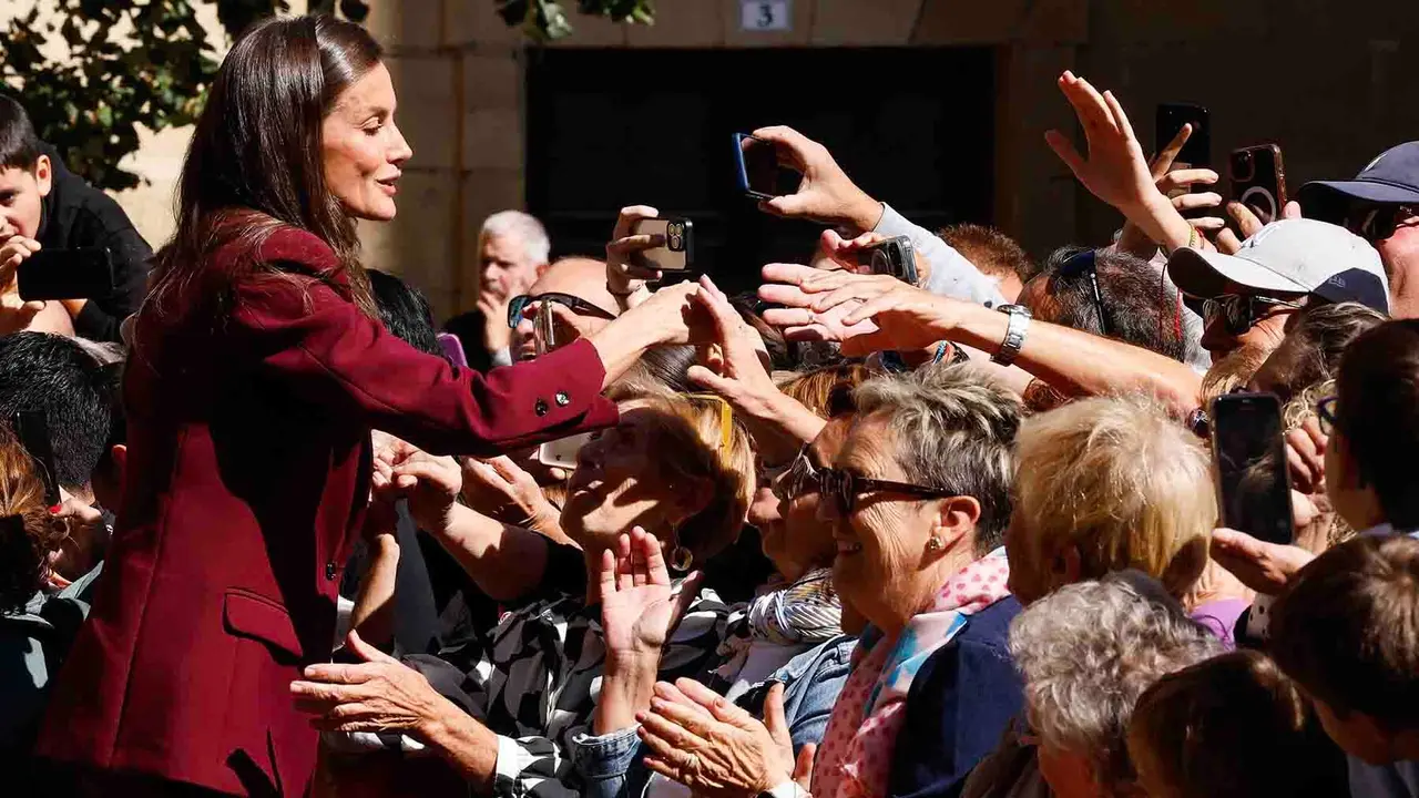 VIANA (NAVARRA), 26/09/2025.- La reina Letizia saluda al público a su llegada a la localidad de Viana en el primer viaje oficial de la heredera de la Corona a la Comunidad Foral y con el que quiere subrayar su vínculo a través del título que ostenta de princesa de Viana, que fue creado hace 602 años. EFE/ Villar López