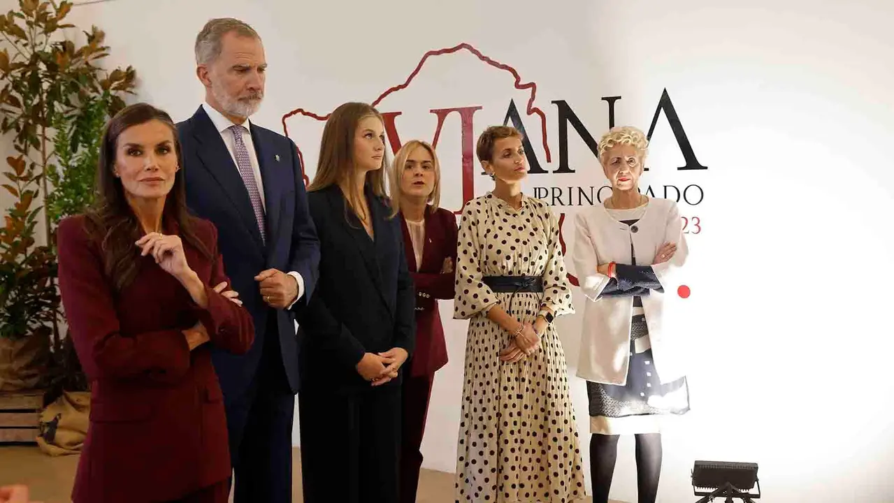 VIANA (NAVARRA), 26/09/2025.- El reina Letizia (i), el rey Felipe (2i), la princesa Leonor (3i), la presidenta de Navarra, María Chivite (2d), la delegada del gobierno en Navarra, Alicia Echeverría (3d), y la alcaldesa de Viana, visitan la exposición con motivo del sexto centenario del título Príncipe de Viana en las ruinas de San Pedro de la localidad de Viana en el primer viaje oficial de la heredera de la Corona a la Comunidad Foral y con el que quiere subrayar su vínculo a través del título que ostenta de princesa de Viana, que fue creado hace 602 años. EFE/ Villar López / POOL