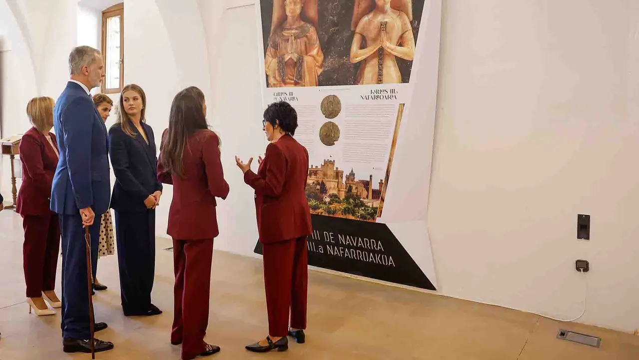 VIANA (NAVARRA), 26/09/2025.- El reina Letizia (3i), el rey Felipe (i) y la princesa Leonor (2i), visitan la exposición con motivo del sexto centenario del título Príncipe de Viana en las ruinas de San Pedro de la localidad de Viana en el primer viaje oficial de la heredera de la Corona a la Comunidad Foral y con el que quiere subrayar su vínculo a través del título que ostenta de princesa de Viana, que fue creado hace 602 años. EFE/ Villar López / POOL