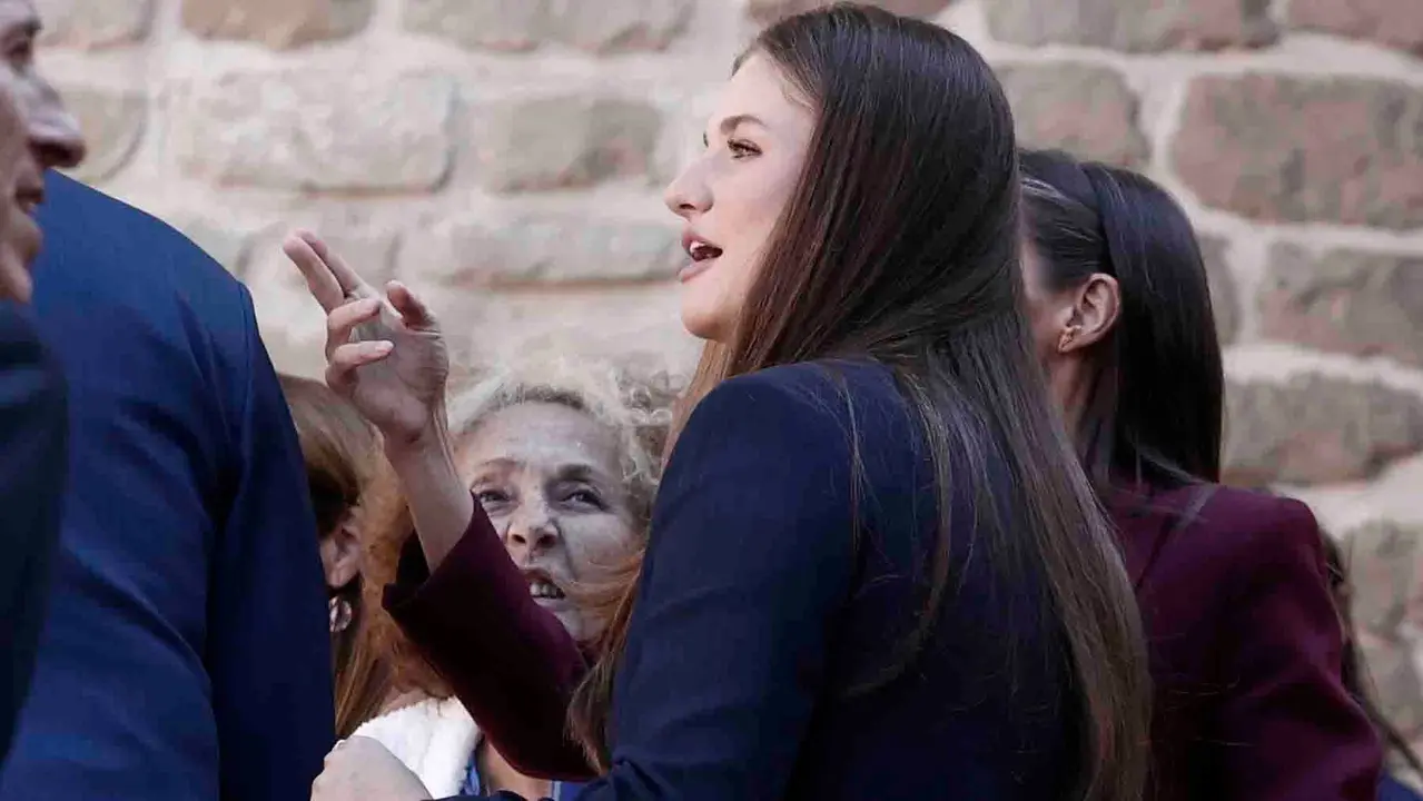 VIANA (NAVARRA), 26/09/2025.- La princesa Leonor saluda al público a su llegada a la localidad de Viana en el primer viaje oficial de la heredera de la Corona a la Comunidad Foral y con el que quiere subrayar su vínculo a través del título que ostenta de princesa de Viana, que fue creado hace 602 años. EFE/ Jesús Diges