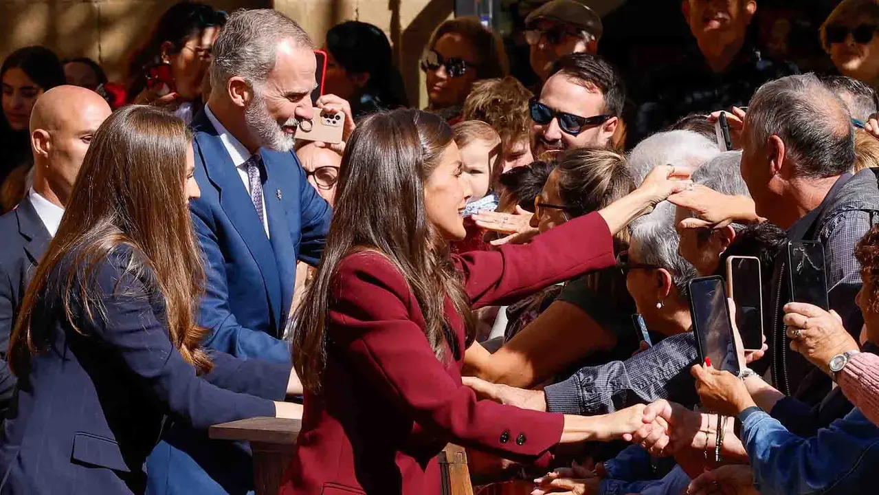 PAMPLONA (ESPAÑA), 26/09/2025.- La princesa Leonor (i), el rey Felipe (2i) y la reina Leticia (3i) saludan al público tras la presentación del documento del Principado de Viana en el Palacio de Navarra, sede del Gobierno Foral, este viernes en Pamplona, Navarra, en el primer viaje oficial de la heredera de la Corona a la Comunidad Foral y con el que quiere subrayar su vínculo a través del título que ostenta de princesa de Viana, que fue creado hace 602 años. EFE/Villar López